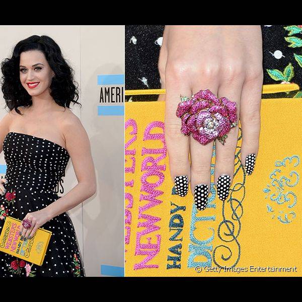 Katy Perry repetiu as bolinhas do vestido nas unhas em um estilo rom?ntico
